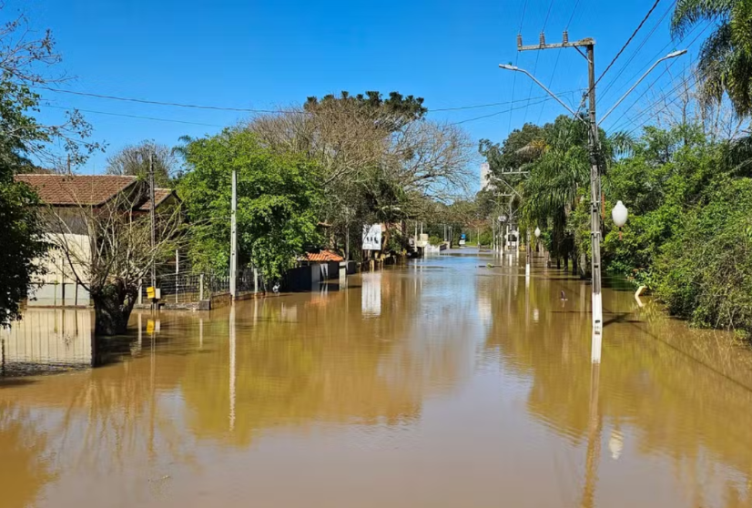 Mais de 120 pessoas ficam desalojadas após cheia em Rio Negro, no Paraná.