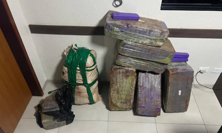 PRF flagra veículo em fuga e apreende mais de 160 kg de maconha em Ubiratã.