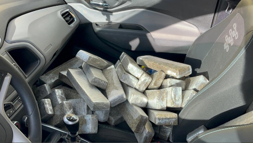 PRF apreende 453 kg de maconha em carro furtado e prende jovem de 27 anos em Céu Azul.