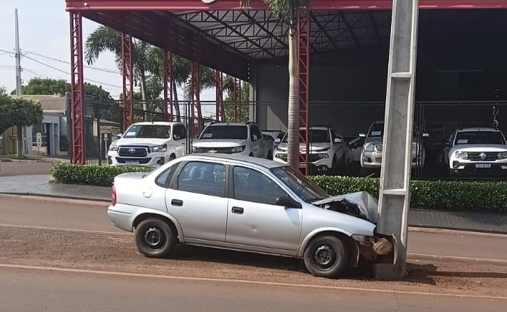 Homem fica gravemente ferido após carro bater em poste na Avenida JK Campina da Lagoa.