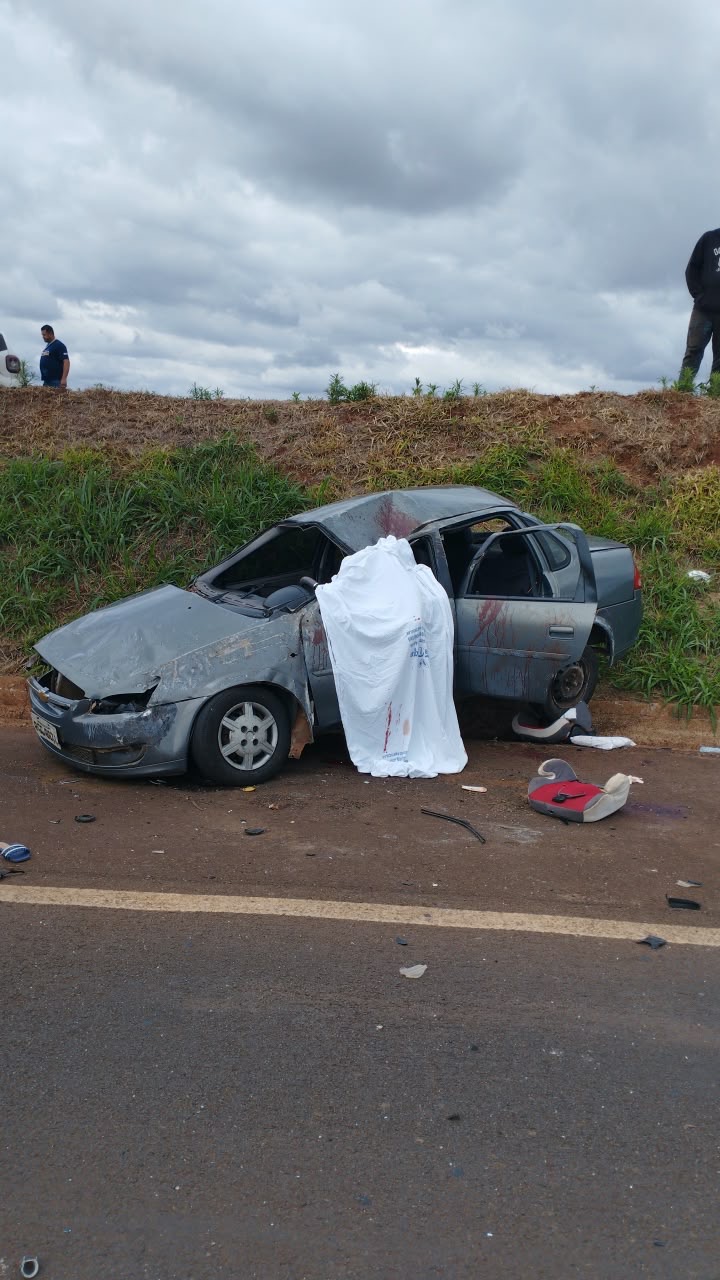 Homem morre e três passageiras ficam feridas em capotamento na PRC-272, em Francisco Alves.