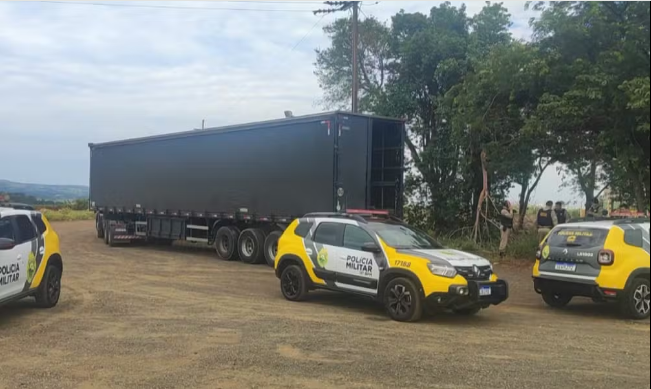 A pouco menos de um mês do Natal, 10 toneladas de panetone são roubadas no Paraná e caminhoneiro é feito refém.
