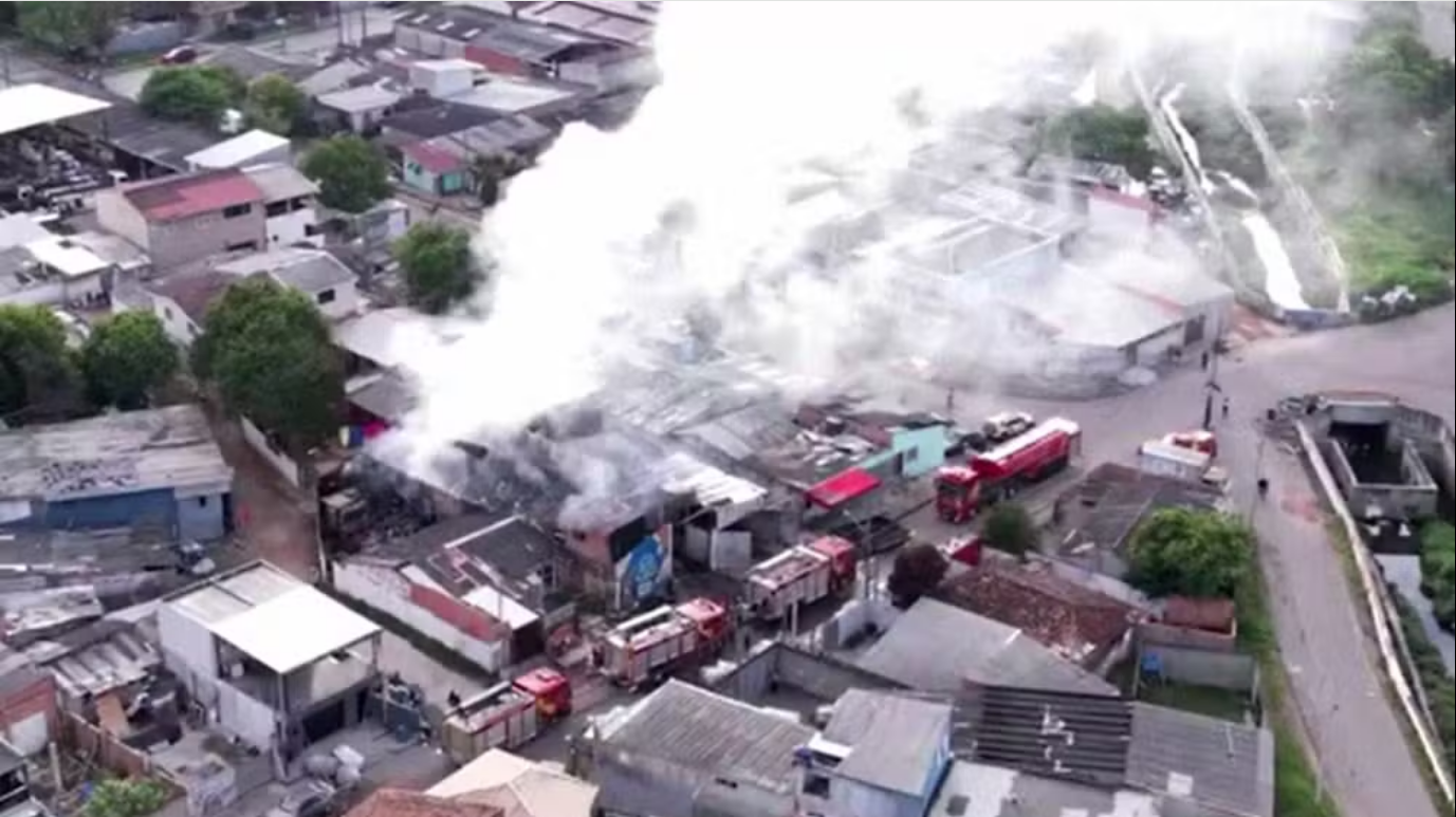 Incêndio destrói barracão de recicláveis e atinge casa, em Curitiba.