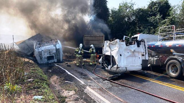 Motorista morre em colisão frontal entre duas carretas na região.