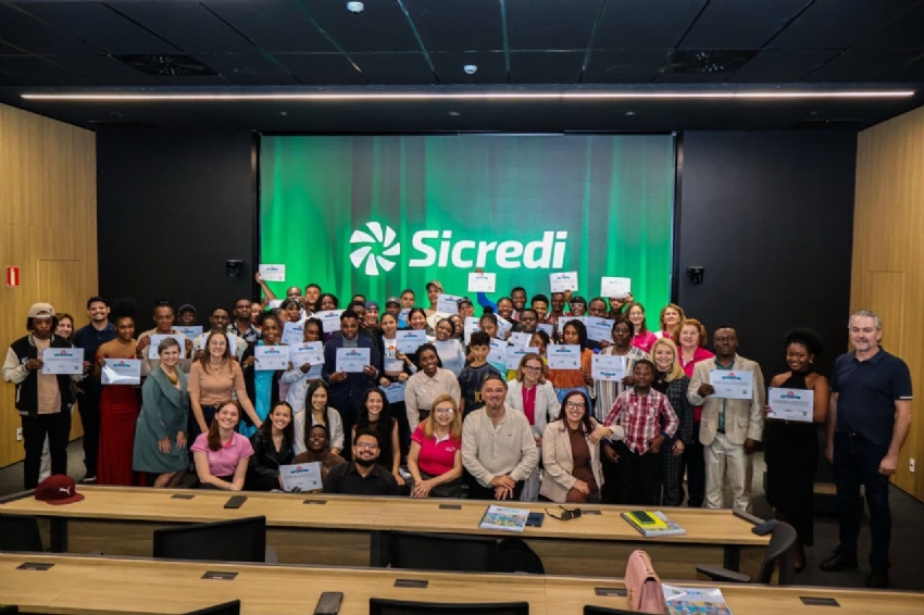Sicredi certifica mais de 100 estrangeiros em curso de língua portuguesa.