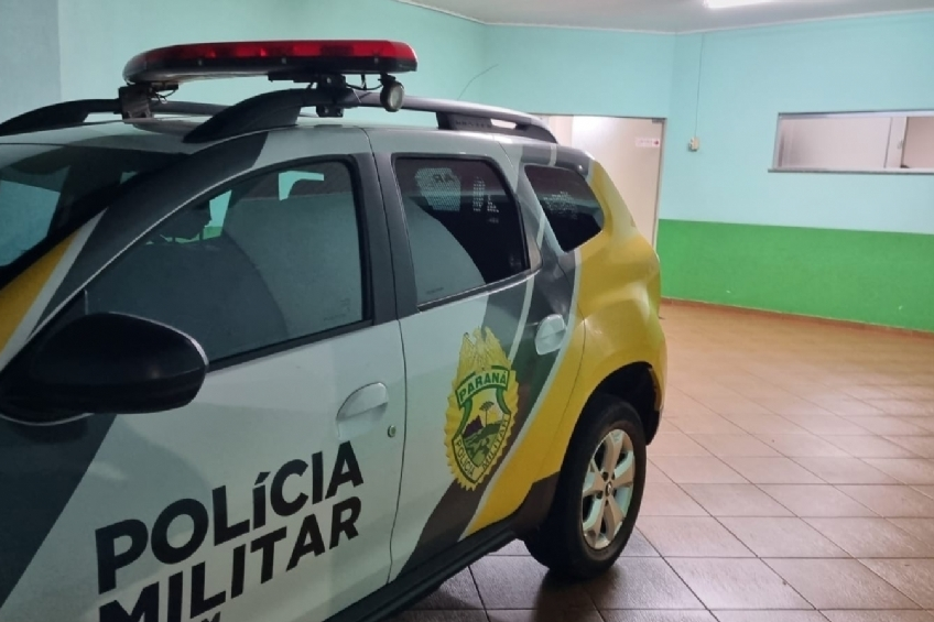 Descumprimento de medida protetiva termina com homem detido após tentar se esconder em plantação.