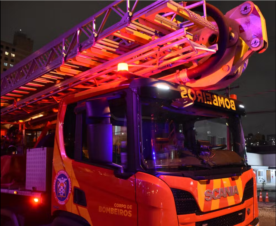 Homem ateia fogo em casa com pai idoso e mãe cadeirante dentro após briga familiar, no Paraná.