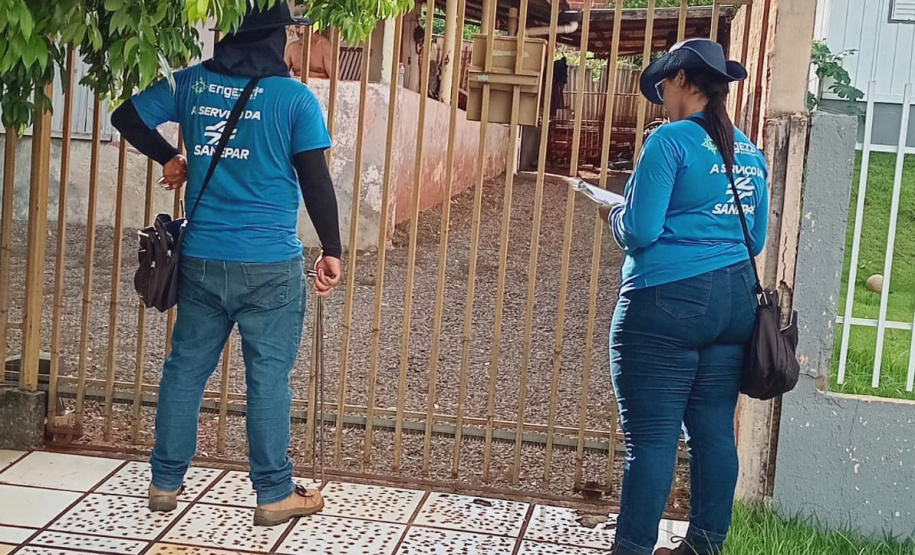 Sanepar faz orientações domiciliares da nova rede de esgoto em Campina da Lagoa.