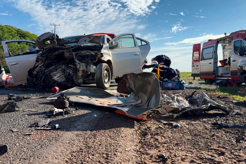 Acidente entre Tempra e Onix termina com um morto e três feridos na PR-317 em Santa Helena.