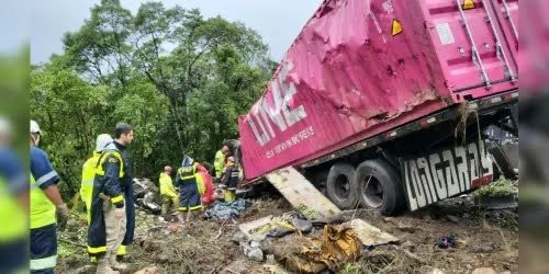 Nove pessoas perderam a vida em colisão entre carreta e van, na BR - 376.