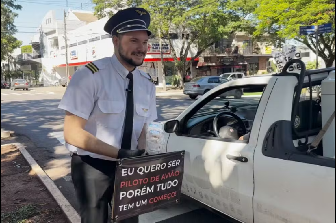 Para conquistar sonho de infância, jovem do PR vende tortas em semáforo para pagar curso de piloto de avião: 'Tudo tem um começo'.