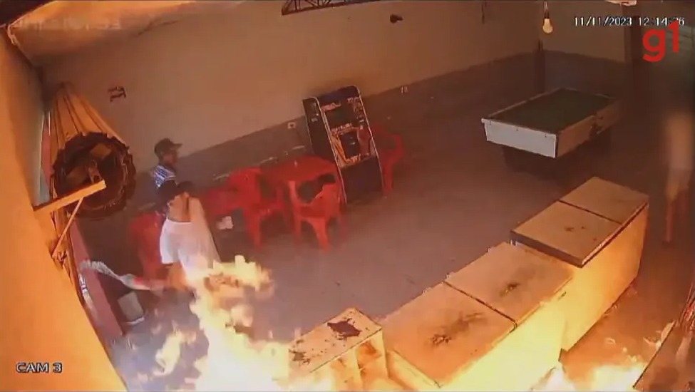 Homens ateiam fogo em bar após dono se negar a vender pinga fiado no Paraná.