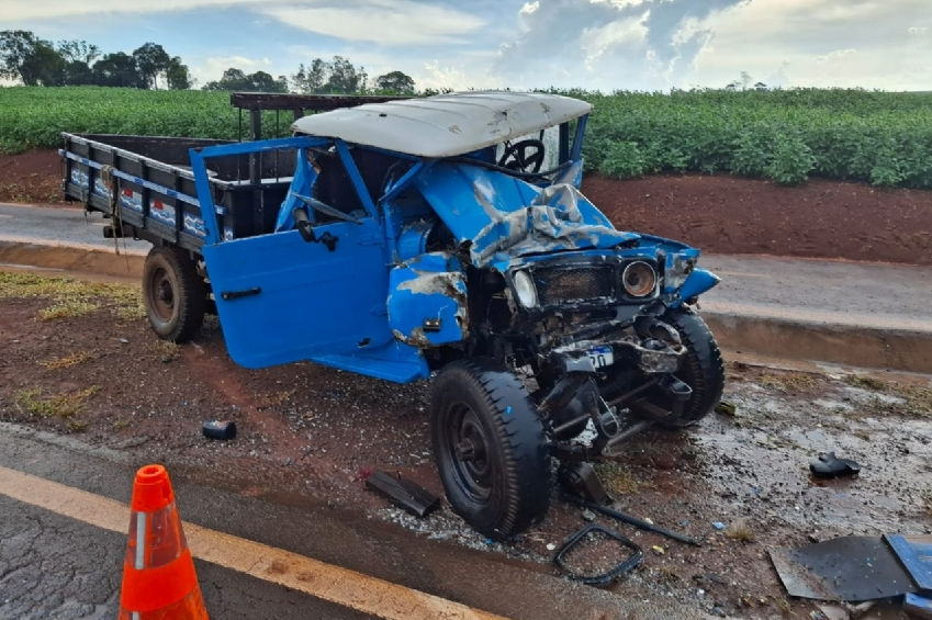 Colisão frontal deixa idoso gravemente ferido na PR-495, em Santa Helena.