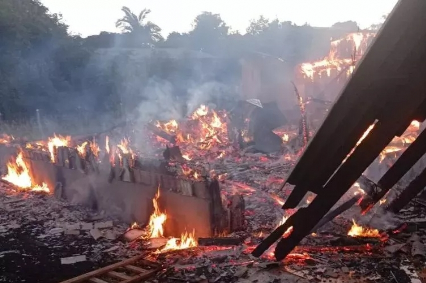 Incêndio destrói casa em Santo Rei, distrito de Nova Cantu; comunidade se mobiliza para ajudar casal que perdeu tudo.