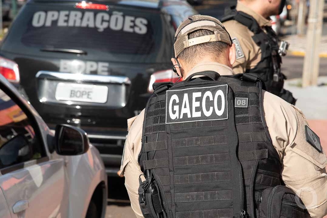 Gaeco cumpre mandados de busca e apreensão no Oeste do estado e em município gaúcho em apuração sobre possível desvio de apreensões feitas por policiais.