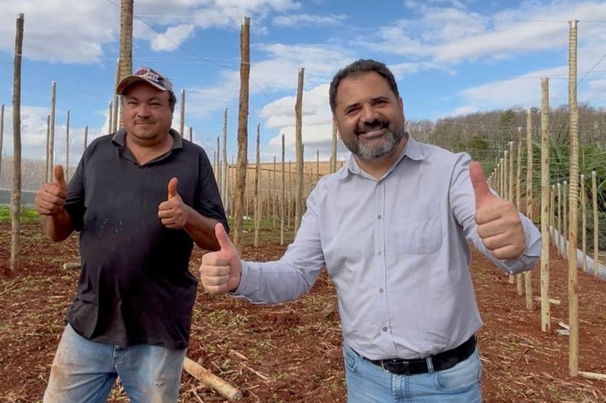 Prefeito Padre Gianny acompanha instalação de estufa do programa Rota do Progresso em Campina da Lagoa.