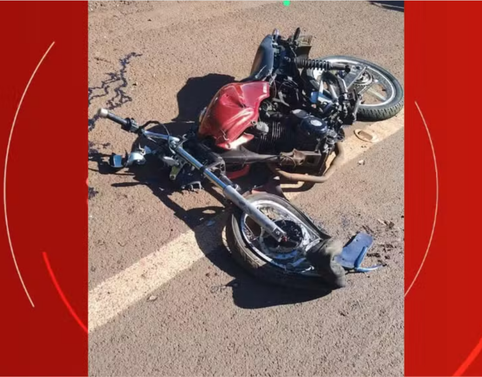 Batida entre caminhão e moto deixa dois adolescentes feridos na PR-484, no oeste do Paraná.