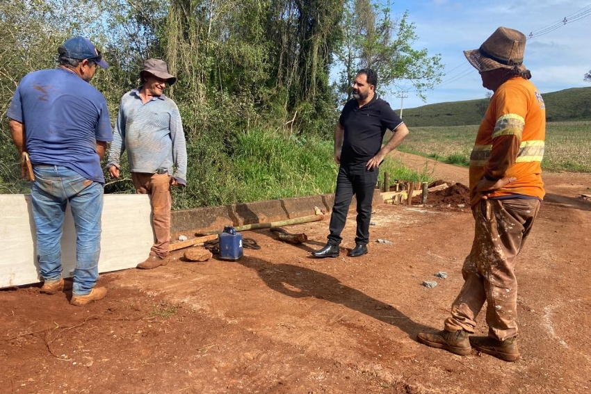 Prefeito acompanha obras na Estrada da Água da Campina e destaca avanço de um dos maiores investimentos em infraestrutura rural.
