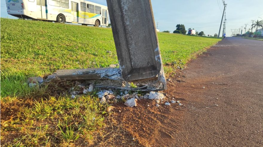 Poste fica destruído após Hilux capotar com mais de meia tonelada de maconha na BR-277.