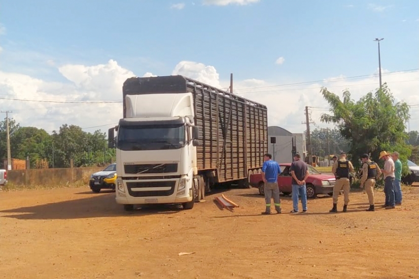 Caminhão enrosca em fios e danifica poste em frente à Prefeitura de Campina da Lagoa.