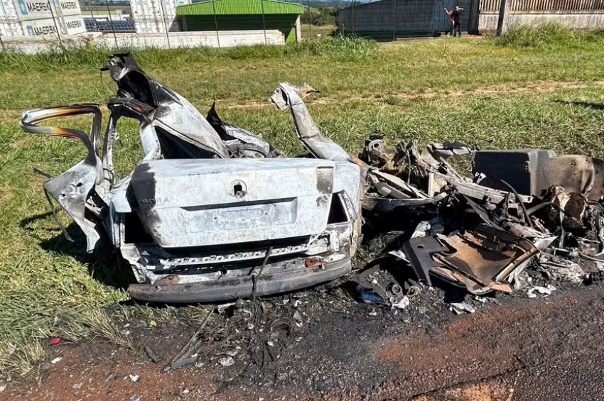 Motorista morre após colisão e carro incendiado na BR-277 em Cascavel
