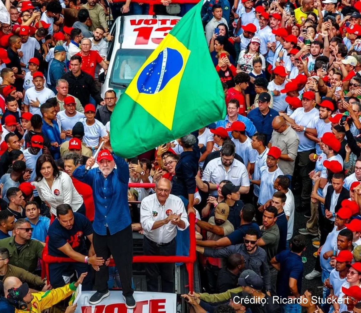 Lula é reeleito presidente com mais de 64 milhões de votos, supera Flávio Bolsonaro e conquista quarto mandato histórico