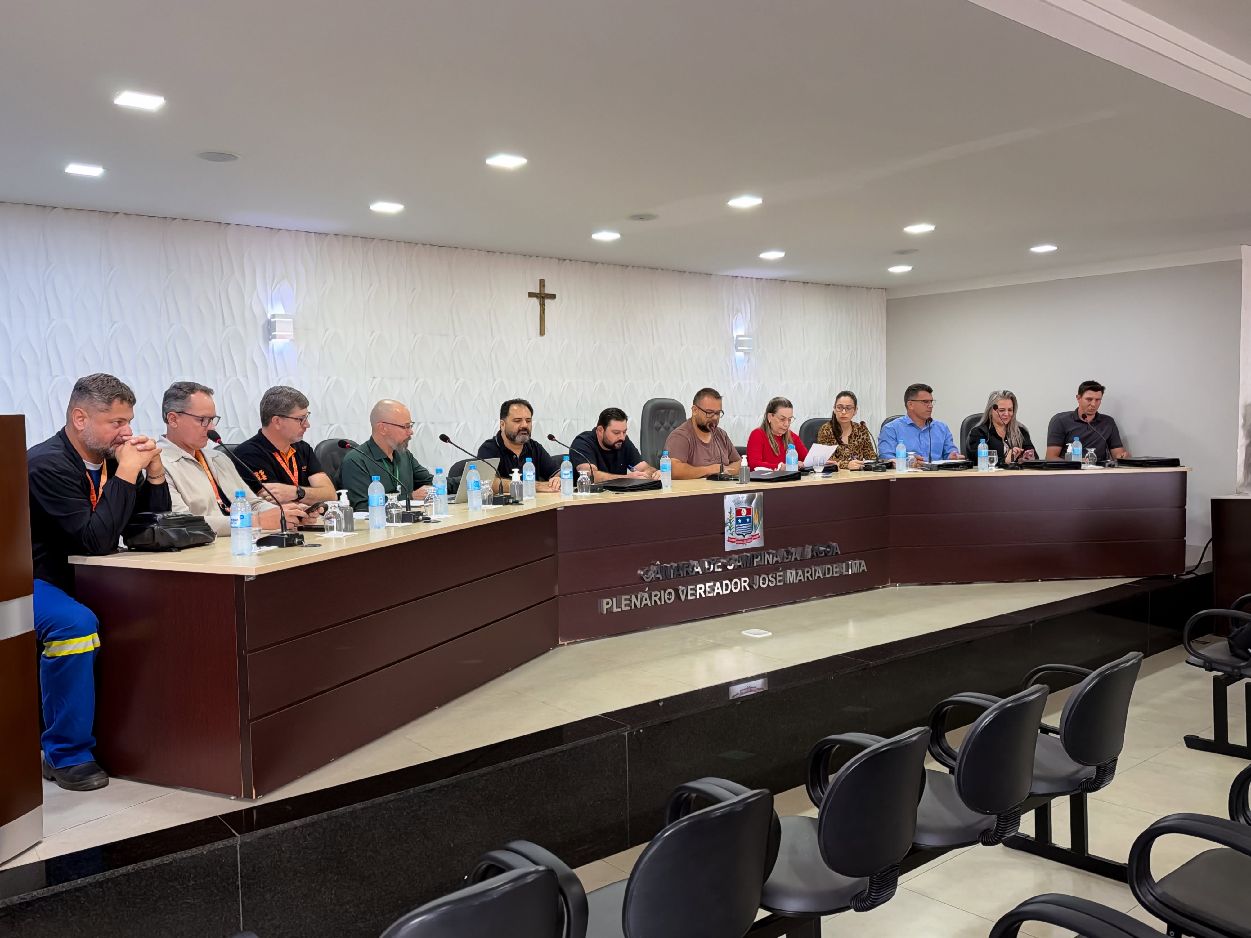 Quedas frequentes de energia em Campina da Lagoa motivam reunião entre vereadores e representantes da Copel.