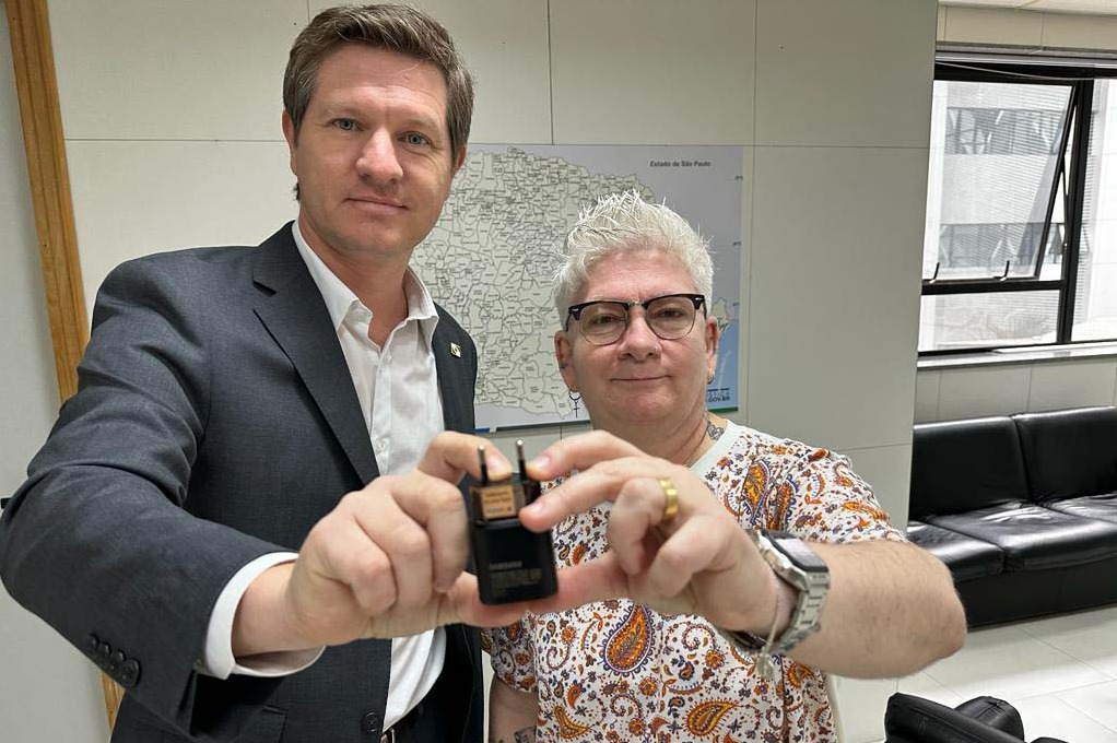 Procon e Samsung assinam acordo para entrega de carregadores aos consumidores.