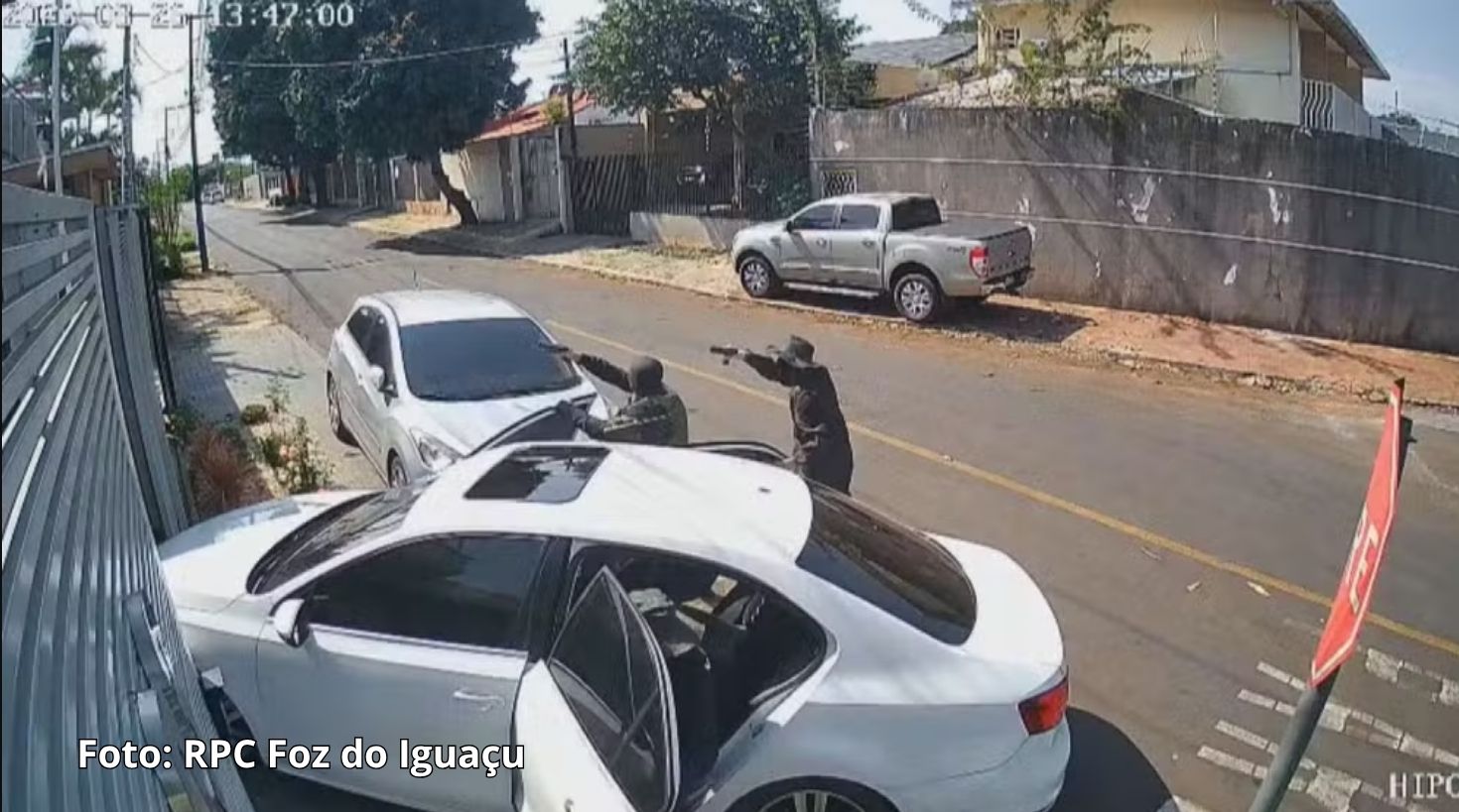 Oito homens armados invadem residência e rendem moradores durante assalto em Foz do Iguaçu.