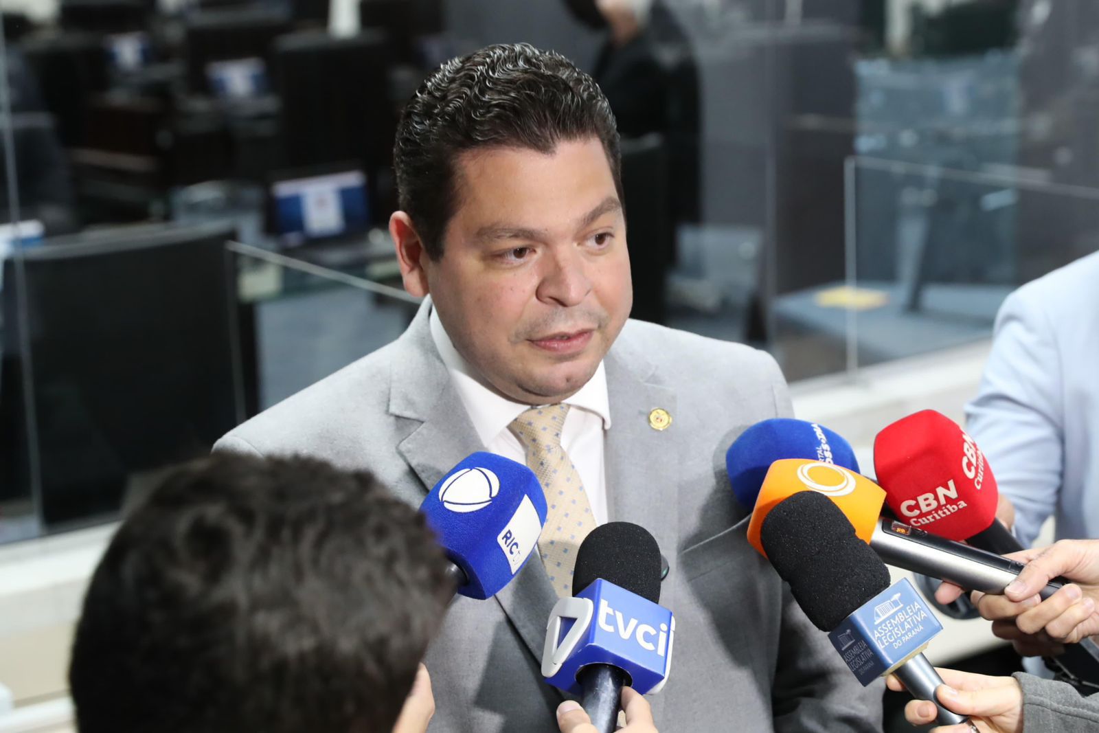 CNH Social e Regulariza Paraná são aprovados na Alep e vão beneficiar milhares de paranaenses, destaca Gugu Bueno.