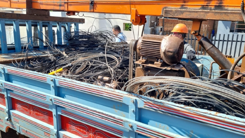 Chega de fio solto: força-tarefa começa a colocar ordem nos postes de Campina da Lagoa.