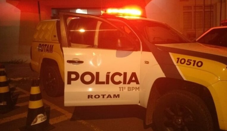 Motorista é preso após ‘furar’ sinal vermelho na presença da PM em Campo Mourão.