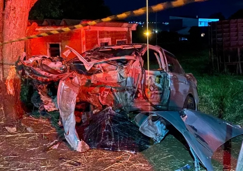 Motorista é ejetado e fica em estado grave após carro bater em poste.