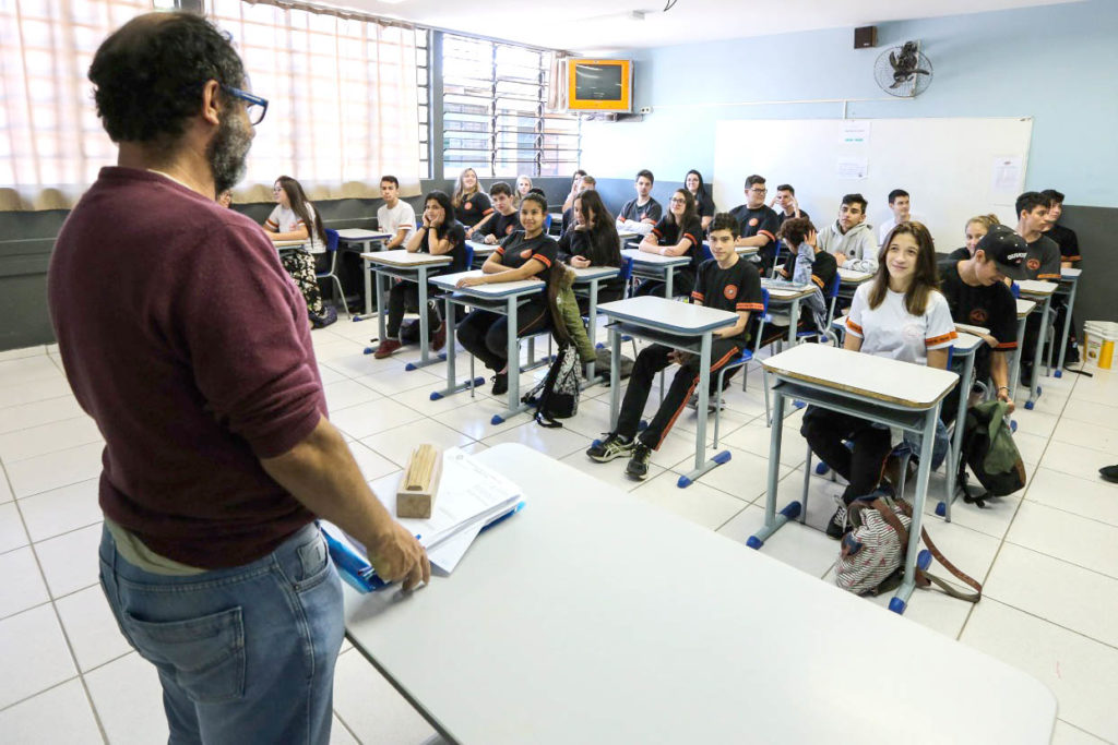 Justiça suspende aumento de piso salarial de professores de prefeituras do Paraná