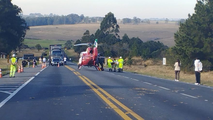 Grave acidente entre carro e moto interdita BR-277 e deixa motociclista em estado grave.