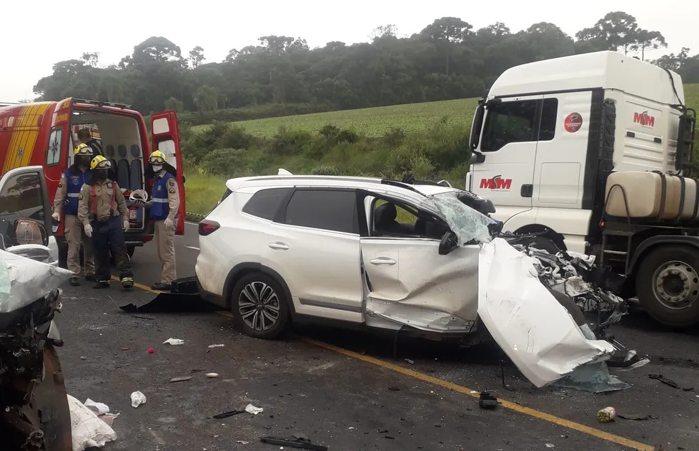 Motorista morre e 11 ficam feridos em acidente entre caminhão e 2 carros na BR-277