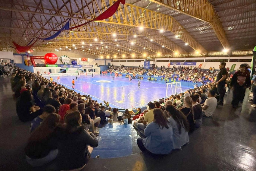 Noite de Carnaval vira espetáculo de futsal em Ubiratã.