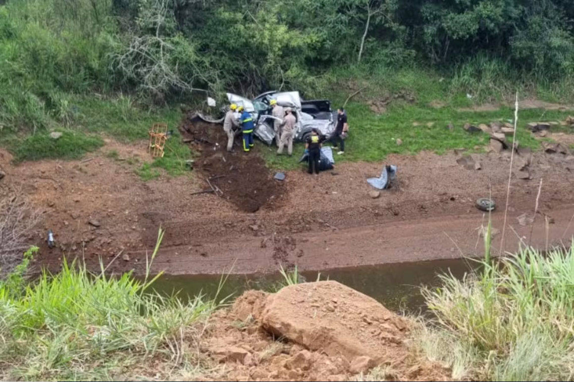 Homem morre após carro cair de ponte na BR-277, em Guarapuava, na véspera de Natal.