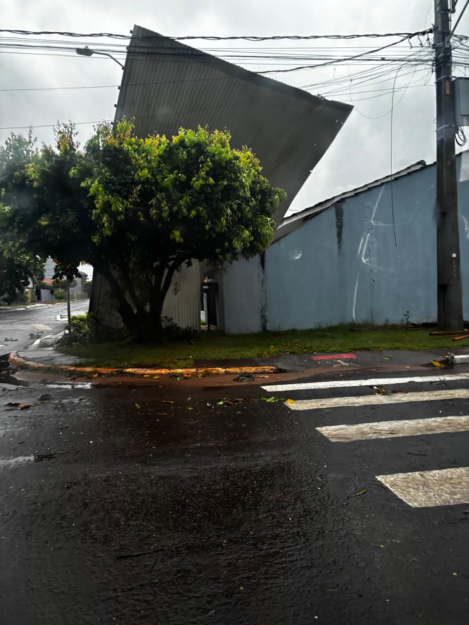 Temporal causa estragos em Campina da Lagoa e região