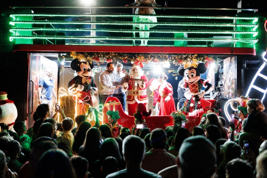 Papai Noel chega a Campina da Lagoa e emociona famílias na abertura oficial do Natal 2025.