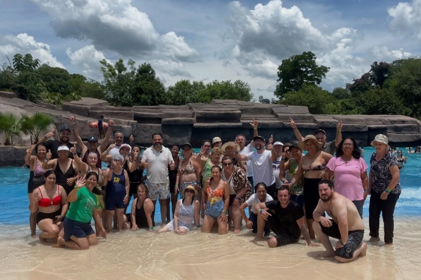 Melhor Idade vive dia de lazer e integração em parque aquático de Iretama.