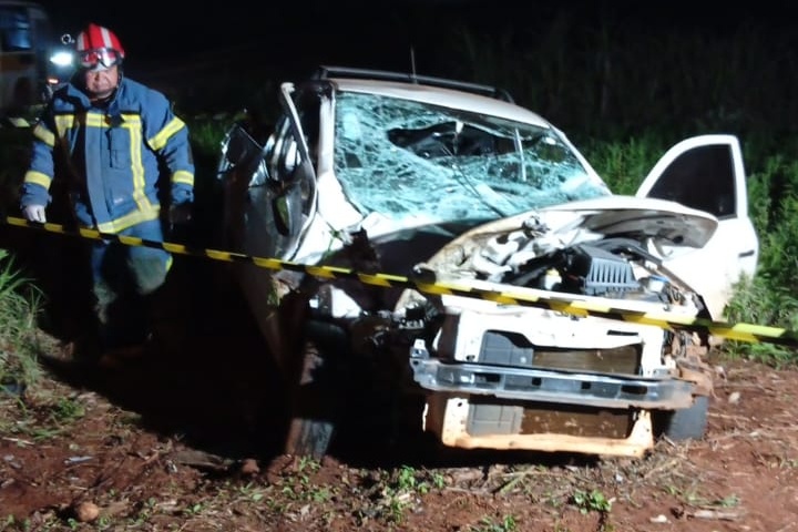 Motorista de 57 anos morre após caminhonete bater contra poste na PR-484, em Quedas do Iguaçu.