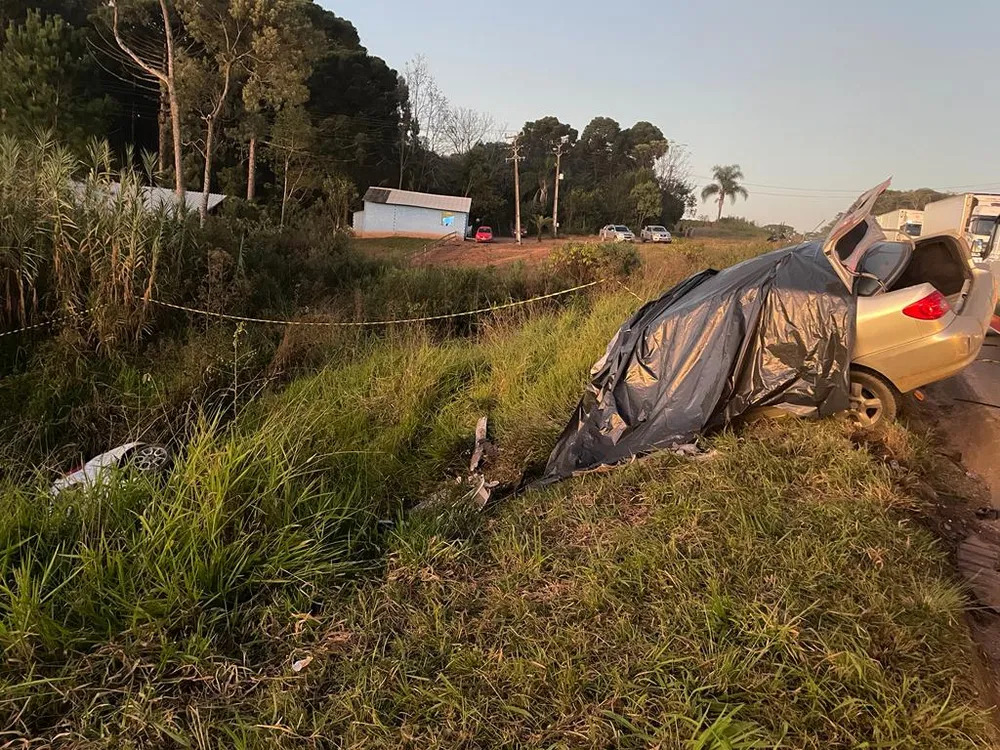 Quatro pessoas morrem e outras duas ficam gravemente feridas após batida entre carros.
