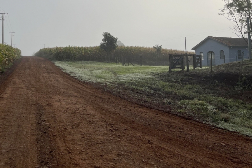 Campina da Lagoa garante 7 km de asfalto na Estrada Água da Campina e assume compromisso de melhorar trecho com pedras.