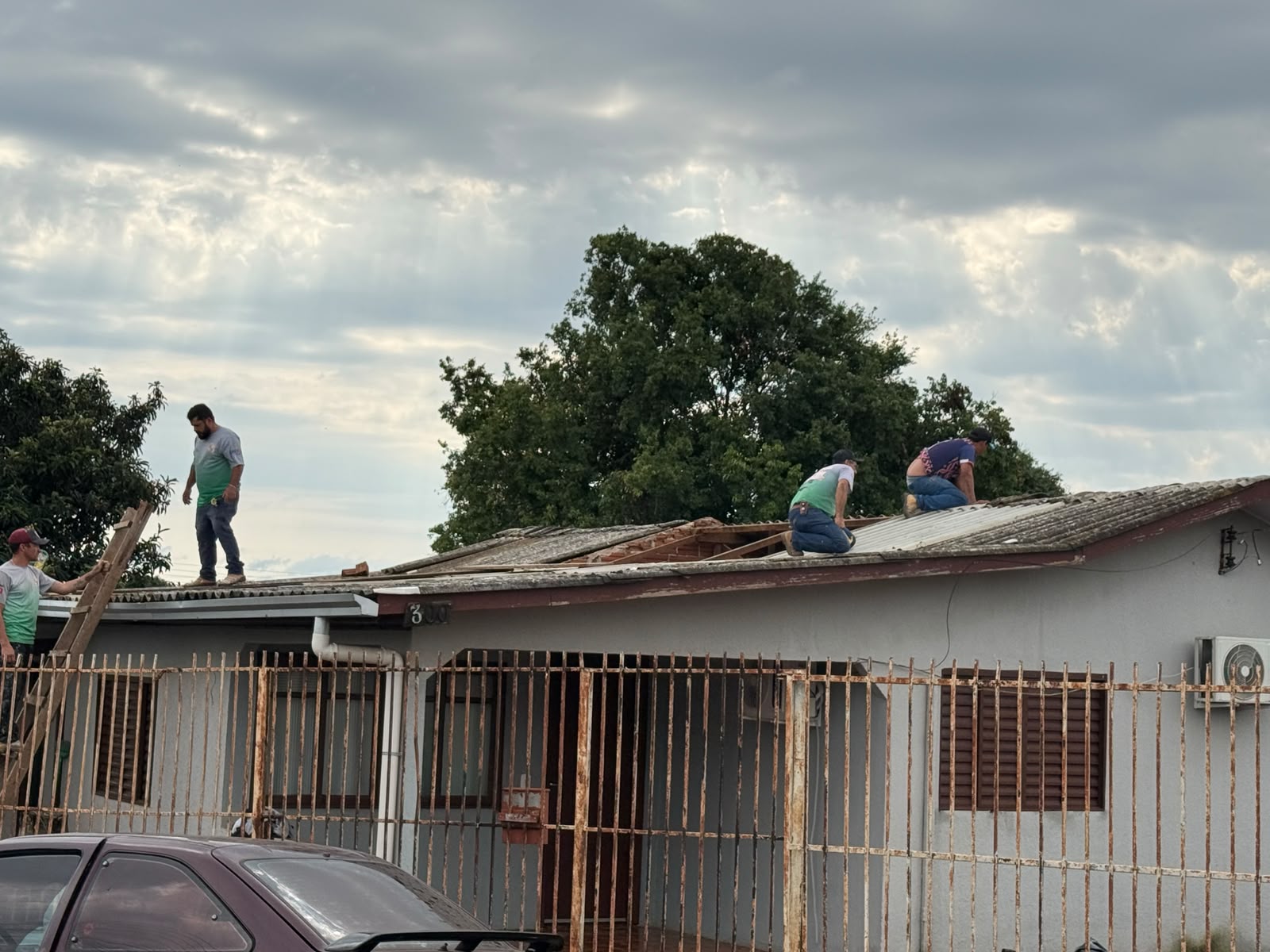Temporais deixam mortos, desalojados e milhares de imóveis afetados no Paraná.