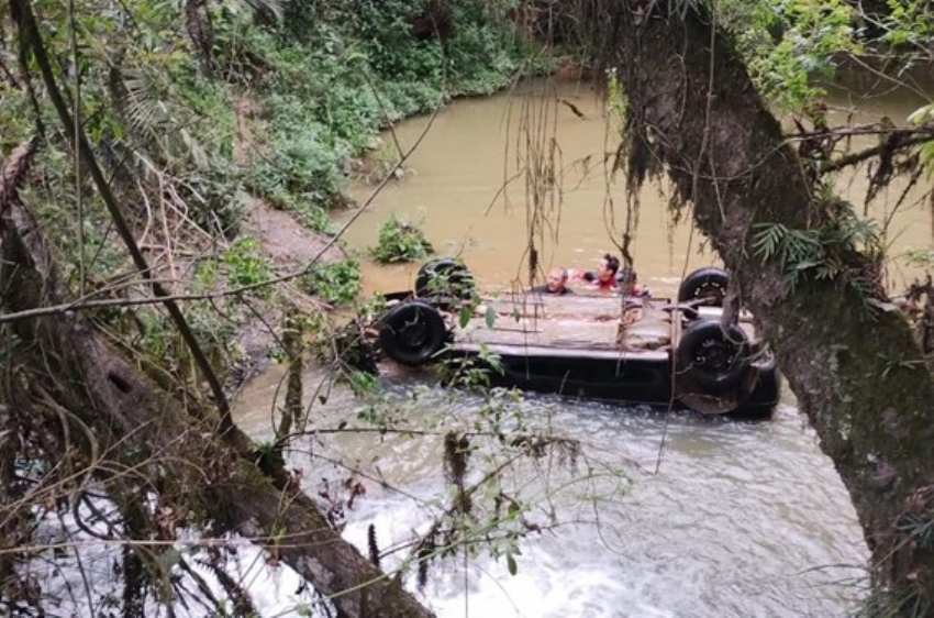 Jovem e adolescente desaparecidos são encontrados mortos dentro de carro submerso em rio no Paraná