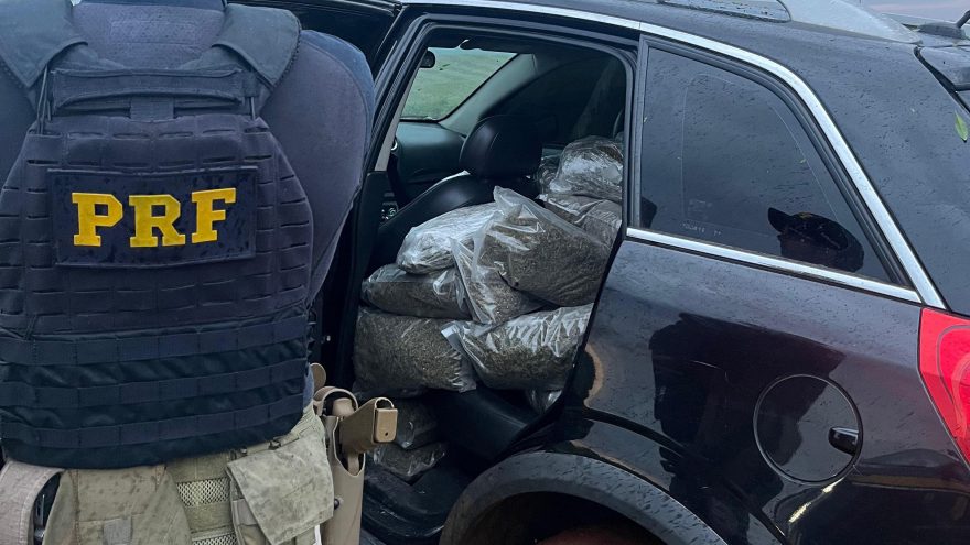 PRF apreende quase 200 Kg de maconha em Candói e recupera carro roubado.